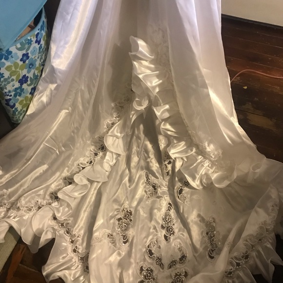 Vintage Alfred Angelo Beautiful Sequined Full Length Puff Sleeved Wedding Gown. - Picture 6 of 17